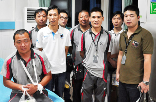 宁波8名快递哥同伸出援手 接住坠楼女童_综