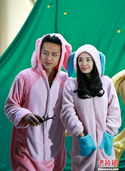 杨幂素颜出演邓超新片 谈婚礼:恺威想给我惊喜