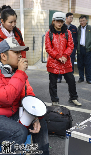 导演傅蒿在现场指挥拍摄