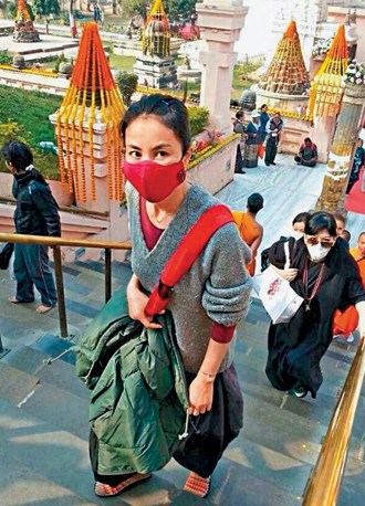 王菲印度朝圣照曝光穿平民装戴红色口罩（图）