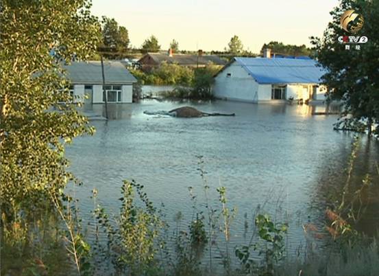 罕见大水淹没了农民昔日的房屋和农田