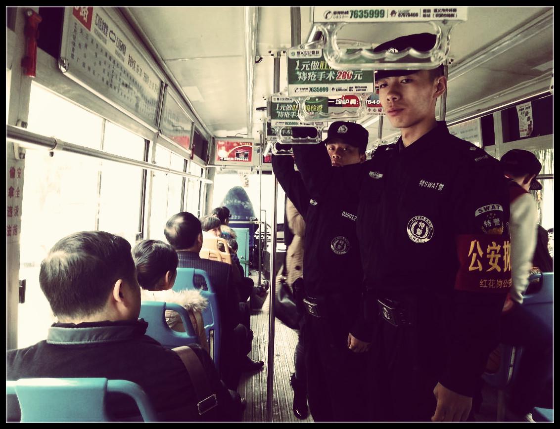 公交车配备全副武装特警,是真的吗?