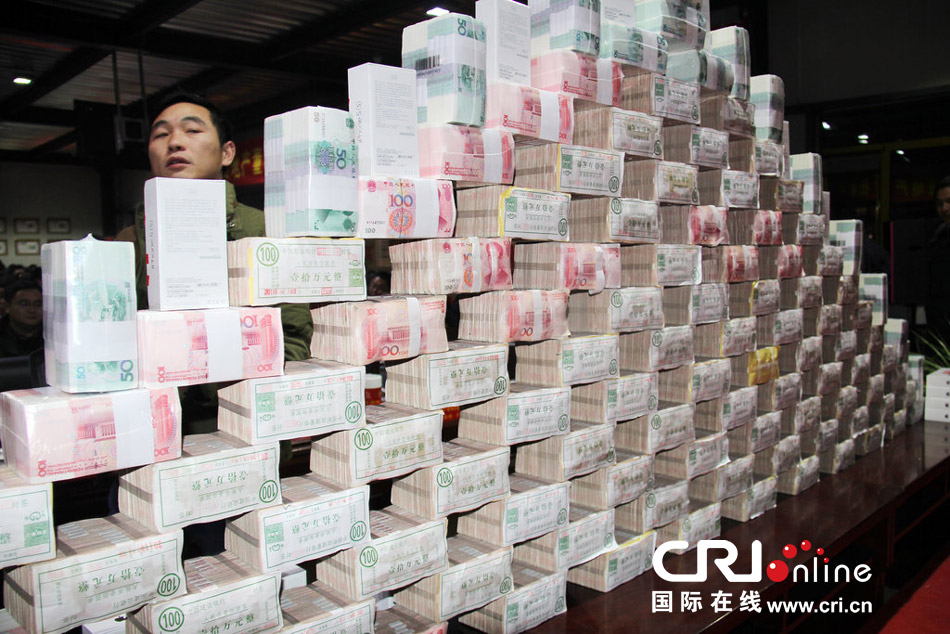 河南 土豪 房企年会现场发千万现金 员工用麻袋