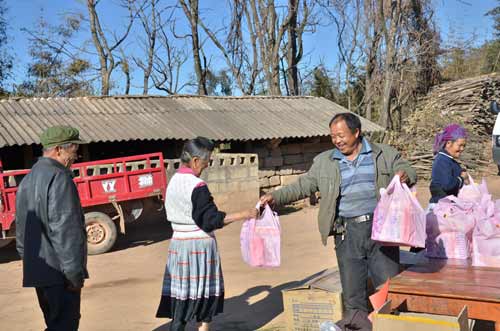 村民协助发放春节礼物