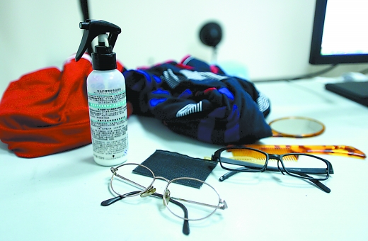 网友吐槽<em>身份证照片</em>太丑 卸三次妆还不合格(组