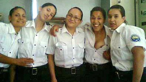 阿根廷监狱女狱警爆办公室不雅照丑闻(图)_新