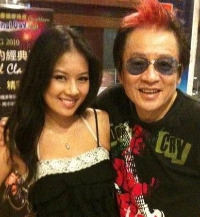 <em>高凌风女儿</em>带男友吊唁 出灵堂后接吻逾20次_综