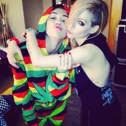 麦莉和<em>艾薇儿</em>打起来了?扯<em>头发</em>爆粗场面混乱_