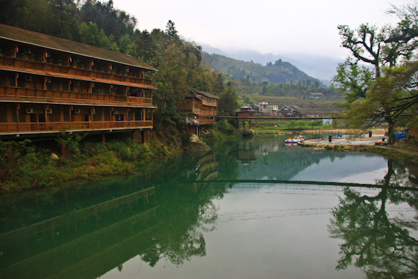 小小竹排江中游 巍巍青山两岸走-广西融水_旅