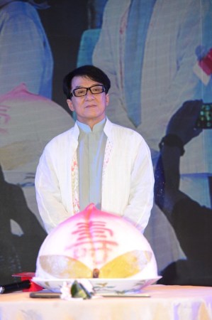 成龙邀请赵本山到香港开<em>二人转</em>舞台_综艺_央