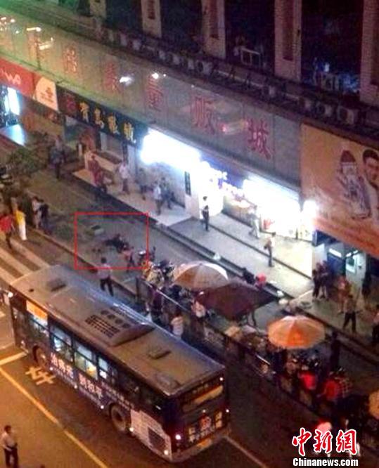 图为砍人现场，画红圈处一男子已经当场死亡。　钟欣　摄