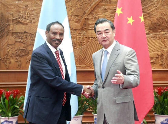 وزير الخارجية الصيني يلتقي مع وزراء خارجية الصومال وقطر واليمن والمغرب