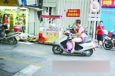 <em>男子穿</em> 三点式 求婚 送鲜花戴戒指疑似打赌促就