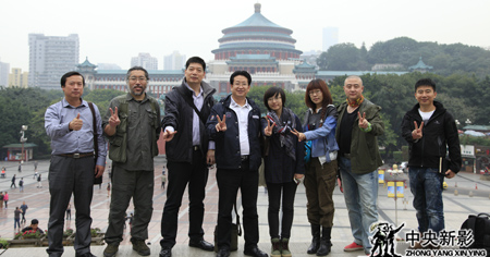 剧组在三峡博物馆广场留影,背景为重庆市人民大礼堂