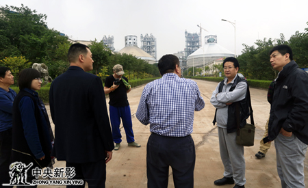 剧组在县领导的陪同下参观生态环保企业