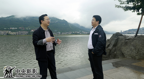 汉丰湖边杨书华与祁美文深入交谈