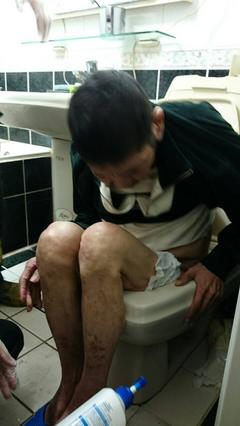 男子上厕所被马桶卡住消防员用沐浴乳脱困(图)