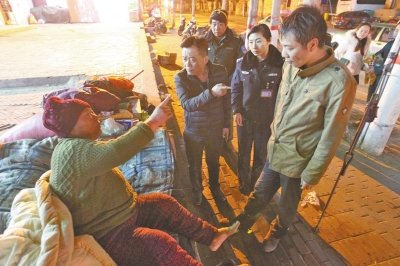 郑州老太露宿街头等儿归 儿子在百米外网吧找到