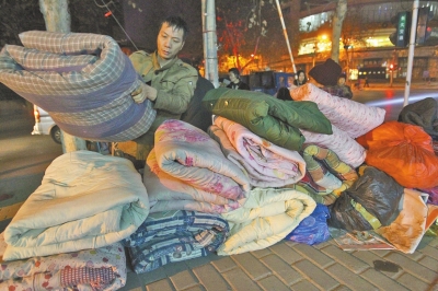 郑州老太露宿街头等儿归 儿子在百米外网吧找到