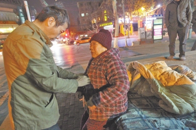 郑州老太露宿街头等儿归 儿子在百米外网吧找到