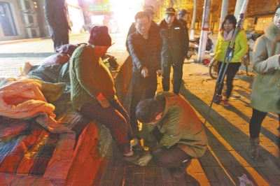 郑州老太露宿街头等儿归 儿子在百米外网吧找到