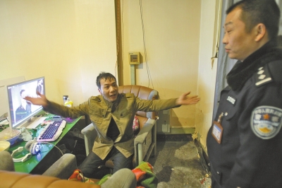 郑州老太露宿街头等儿归 儿子在百米外网吧找到