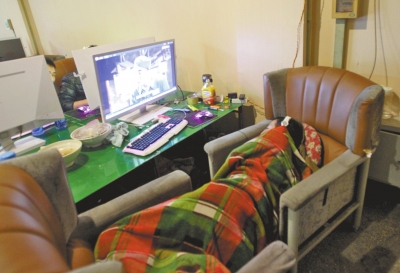 郑州老太露宿街头等儿归 儿子在百米外网吧找到