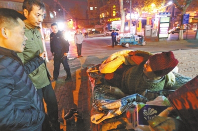 郑州老太露宿街头等儿归 儿子在百米外网吧找到