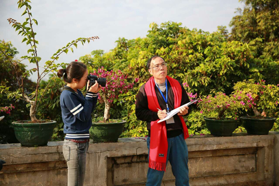 图2、现场写生的银发达人   陈考桂 甘学军 摄影