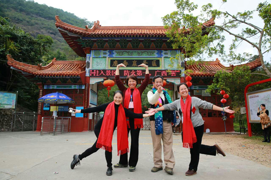 图3、活力十足的银发旅游达人们   陈考桂 甘学军 摄影