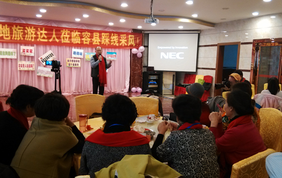 图1、银发旅游达人代表发言 梁严孔 陆月非 摄影