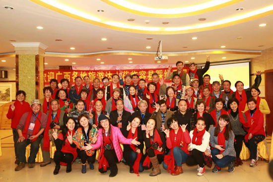 图3、银发旅游达人合影留念 梁严孔 陆月非 摄影