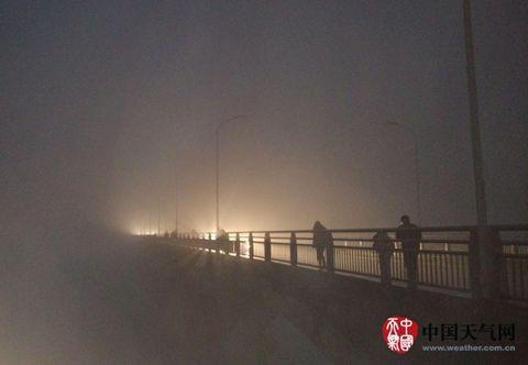 昨天上午，湖南多地被大雾笼罩。（周卫华