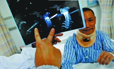 起子插进脖子6厘米男子不觉痛 离动脉仅3毫米