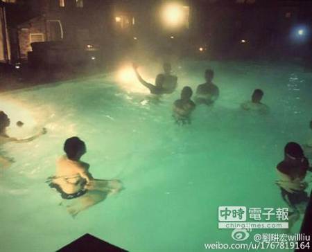 周杰伦婚后欢乐趴曝光 气温零下裸身跳水玩疯(图)