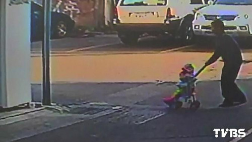 爷爷推孙女散步遇枪战躲子弹走好慢爷爷说腿软（图）