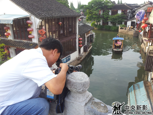 《走遍中国》栏目组在工作现场