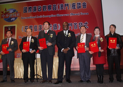  (第68届联合国大会约翰·威廉·阿什主席为首批国际廉政观察员颁发聘书和工作证)