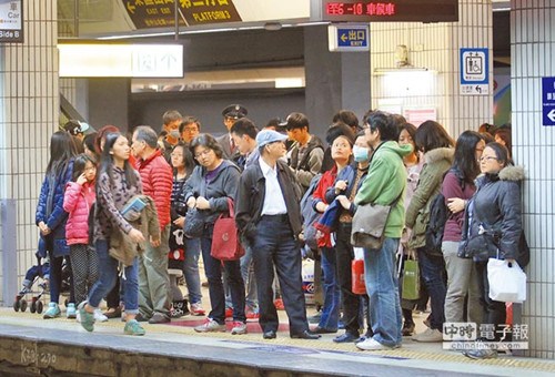 台铁驾驶员减速抗争春运拉警报（图）