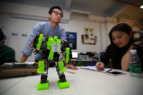 在李克强总理年初的考察后，深圳柴火创客空间的产品&ldquo;绿机器人&rdquo;被累成了&ldquo;病号&rdquo;。