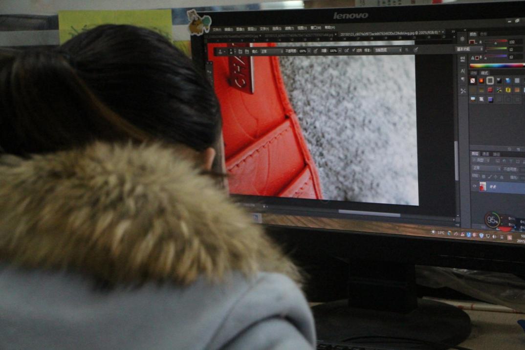 工作人员正在对商品进行包装处理。