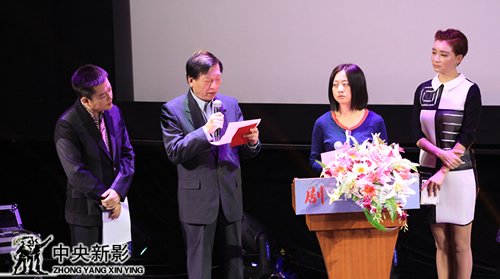 评委李近朱(左二)、吴金越(左三)宣布自然环境类优秀纪录片获奖名单