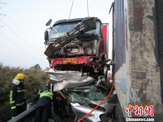 嘉兴高速三车相撞致4死一面包车被夹扁系黑车
