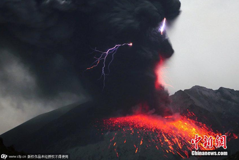 日本火山喷发 熔岩与闪电融为一体宛如邪恶之