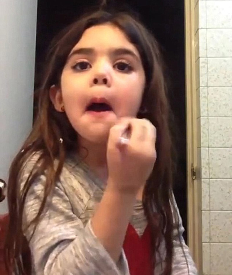 哥伦比亚5岁女童<em>视频</em>教<em>化妆</em> 技法娴熟引争议(