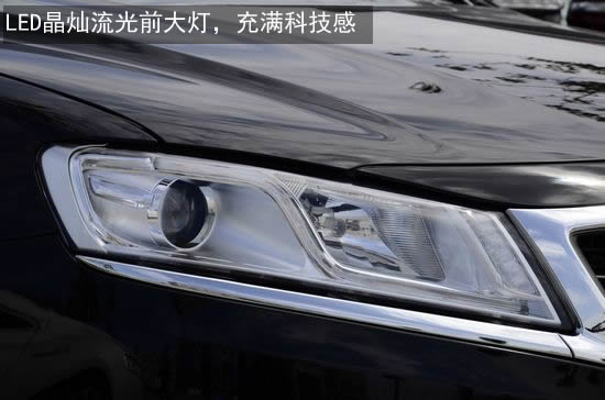 前脸采用了颇有中国韵味的水滴涟漪回纹前格栅,有些唯美的意境。车标位于中间,好似涟漪逐渐散开,富有层次感。LED晶灿流光前大灯则与格栅结合在一起。银色的镀铬饰条在视觉上将上下格栅分隔开来,而像飘带一样的饰条也增加了前脸的动感。 来到车身侧面,快背式流线型车顶设计在同级别中可谓独一无二,从前翼子板平直延伸到车尾灯的肩线看上去沉稳大气,而斜上扬的下腰线则增加了车身的动感。配备的18寸运动轮毂的五幅运动造型设计,为博瑞增添了激情的色彩。与之搭配的是米其林Primacy 3ST浩悦轮胎,规格为245/45 R18