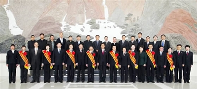 2月13日,最高人民检察院检察长曹建明与获得首届“守望正义——群众最喜爱的检察官”称号的10名先进个人合影留念。本报记者程丁摄