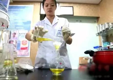 吃一个月饼=喝三勺油!月饼的正确吃法是._共产