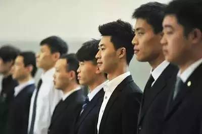 【职场】挖个副处级干部当副总 他竟把公司折