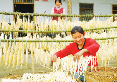 四川广元党建扶贫两手抓两手硬